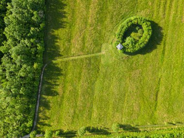 Bandizol Ormanı ve San Stino di Livenza, Veneto 'dan Prassacon. Dairesel bir orman ve gözlemevinin havadan çekilmiş fotoğrafı..