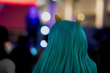 Sarı boynuzlu mavi saçlı. Gerçek karikatürler, kadın kostümleri.