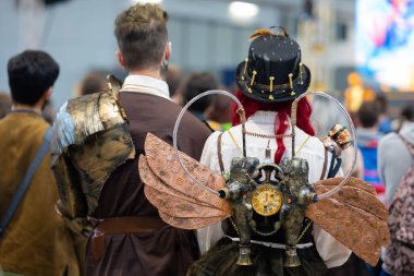 Steampunk Cosplay çifti toplanıyor. Saat ve metal..