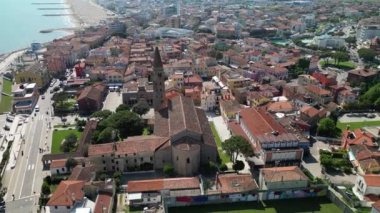 Küçük bir Venedik şehrinin hava görüntüsü. Kızıl çatılar, ilkbaharın sonları ve görünürde bir deniz.