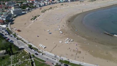 Yaz başında banyo ve deniz manzaralı bir İtalyan plajı.