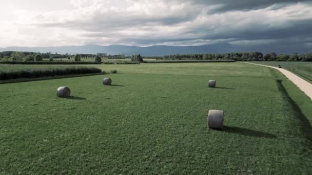Luchtfoto Storm Van Een Prairie Met Hooibalen Verlaten Velden Wolken — Stockvideo