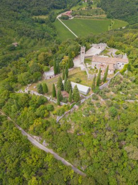 Yeşilliğin ortasındaki kalede. İtalyan manzarası.