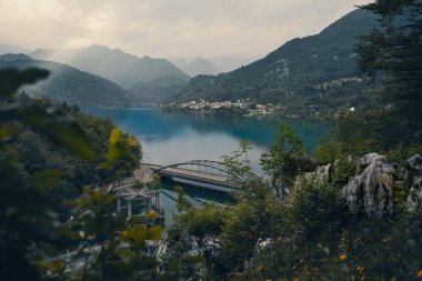 Barcis Gölü ve barajının havadan çekilmiş görüntüleri. Zümrüt su, bulutlu gökyüzü