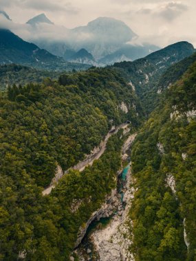 Barcis Gölü ve barajının havadan çekilmiş görüntüleri. Zümrüt su, bulutlu gökyüzü