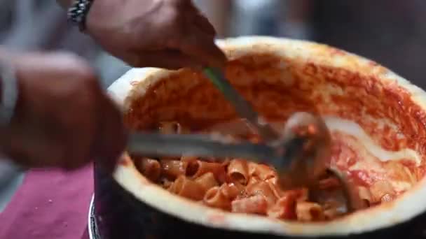 Rigatoni Amatriciana Pasta Gekruid Gekookt Een Vorm Van Parmezaanse Kaas — Stockvideo