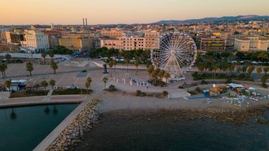 İtalyan sahil kasabasının havadan görünüşü. Altın kum ve kristal deniz. Dönme dolap ve doğal eğriler