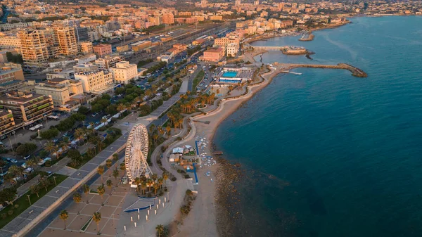Вид Воздуха Итальянский Приморский Город Золотой Песок Кристаллическое Море Колесо — стоковое фото