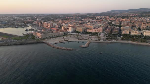 Vista Aérea Uma Cidade Beira Mar Italiana Areia Dourada Mar — Vídeo de Stock