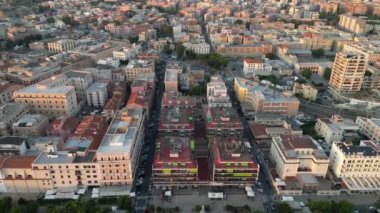 İtalyan sahil kasabasının havadan görünüşü. Uzun ve renkli binalar..