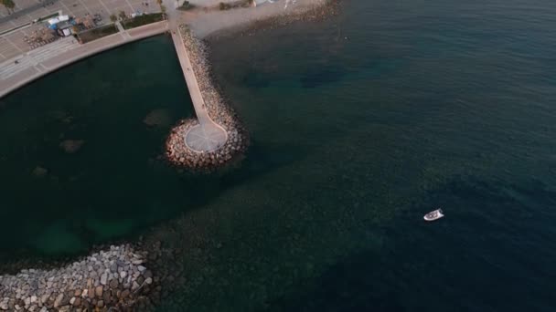 Αεροφωτογραφία Ιταλικής Παραθαλάσσιας Πόλης Χρυσή Άμμος Και Κρυσταλλική Θάλασσα Τροχός — Αρχείο Βίντεο