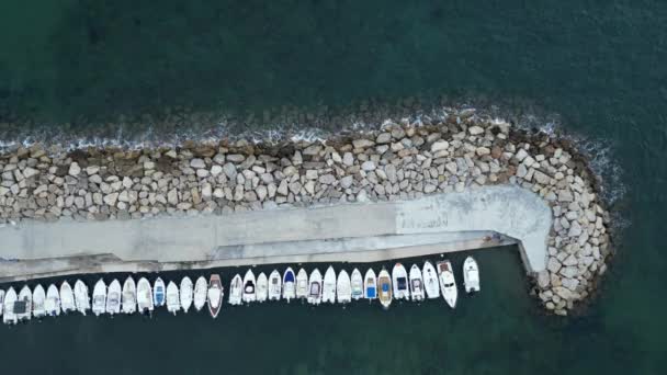 岩に囲まれた小さな港に浮かぶボートの空中映像 イタリア — ストック動画