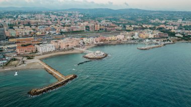 Civitavecchia 'nın hava manzarası. Kristal berrak deniz ve ılık ışıkla çekilmiş bir fotoğraf..