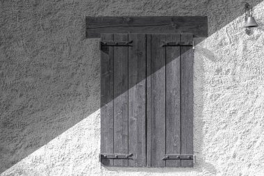 Gölgeli kapalı bir pencere. Siyah ve beyaz