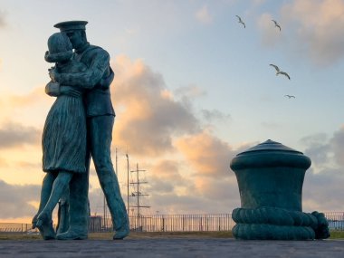 Civitavecchia Limanı, iki sevgili. İtalya