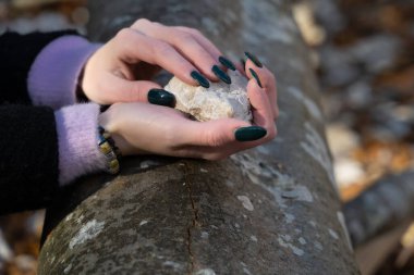 Tırnak cilası, şifa ve estetik manikürlü kadın elleri.