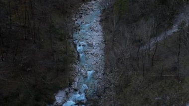 Udiney 'deki Arzino sel baskını. Zümrüt su, hava manzaralı. Udin
