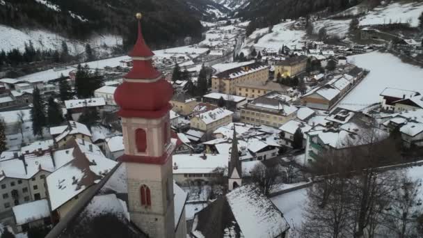 Bolzano Besneeuwd Landschap Met Rode Kerk Het Centrum Sneeuwbeladen Alpen — Stockvideo