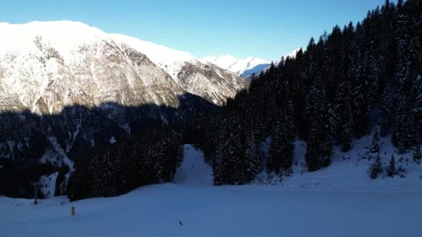 Bolzano Snöiga Landskap Med Människor Skidåkning Snötyngda Berg — Stockvideo