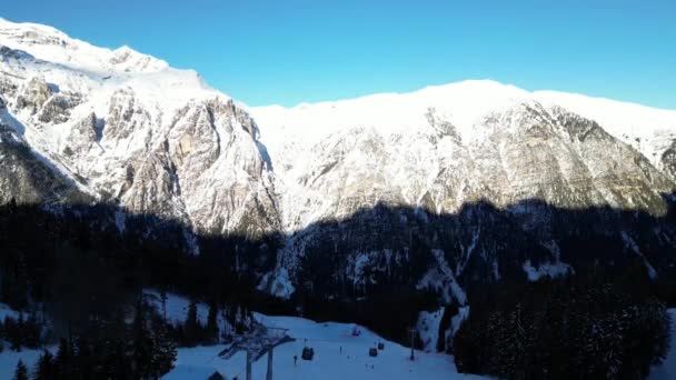Bolzano Besneeuwde Landschap Met Mensen Skiën Sneeuwbeladen Bergen — Stockvideo
