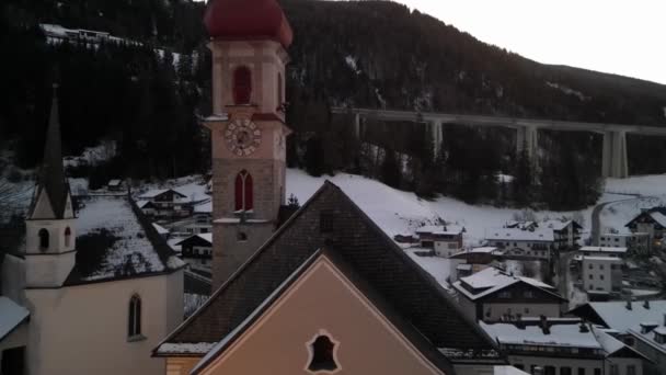 Bolzano Śnieżny Krajobraz Czerwonym Kościołem Centrum Alpy Obciążone Śniegiem Terenach — Wideo stockowe