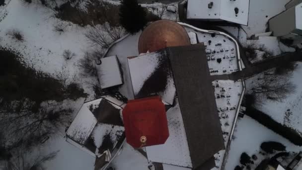 Bolzano Śnieżny Krajobraz Czerwonym Kościołem Centrum Alpy Obciążone Śniegiem Terenach — Wideo stockowe