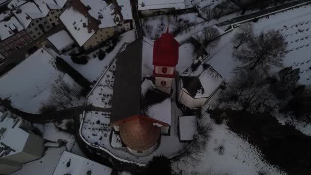 Peisaj Zăpadă Bolzano Biserică Roșie Centru Alpii Încărcați Zăpadă Într — Videoclip de stoc