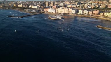 Civitavecchia Denizi 'nde yelken açan teknelerin manzarası, güçlü rüzgar ve dalgalar..
