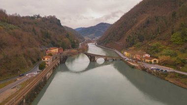 Şeytan Köprüsü, Toskana. Lucca. Aynalı su üzerindeki asma köprü.