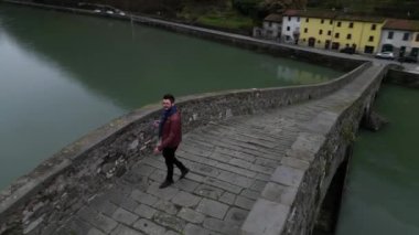 Şeytan Köprüsü, Toskana. Lucca. Aynalı su üzerindeki asma köprü. Portre.