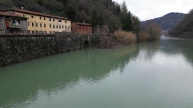 Şeytan Köprüsü, Toskana. Lucca. Aynalı su üzerindeki asma köprü.