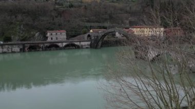 Şeytan Köprüsü, Toskana. Lucca. Aynalı su üzerindeki asma köprü.