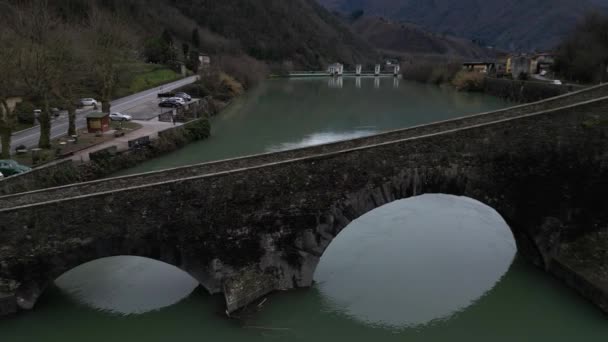 Diabelski Most Toskanii Lucca Most Wiszący Nad Wodą Lustrzaną — Wideo stockowe