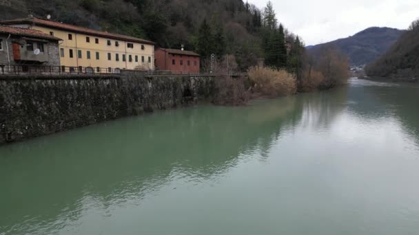 Teufelsbrücke Toskana Lucca Hängebrücke Über Spiegelwasser — Stockvideo