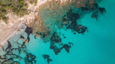 Sardunya 'nın kristal denizinin insansız hava aracı görüntüleri. Tuerredda Sahili ve beyaz kum.