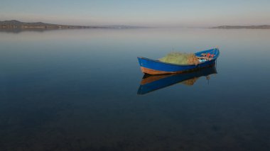 S. Antioco 'nun hava manzarası, demirli tekneler.
