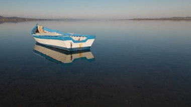 S. Antioco 'nun hava manzarası, demirli tekneler.