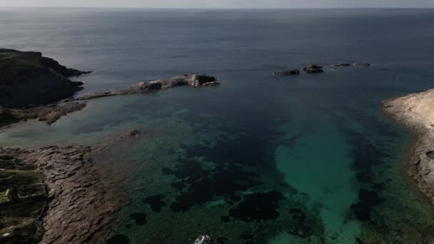 サルデーニャのカラ サポーネ アンティコ湾の空中ビュー クリスタルクリア海 モールドボート — ストック動画