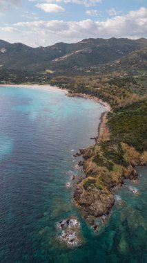 Isola Rossa ve Tramatzu sahillerindeki beyaz kum ve kristal berrak suyla Teulada limanının insansız hava aracı görüntüleri..
