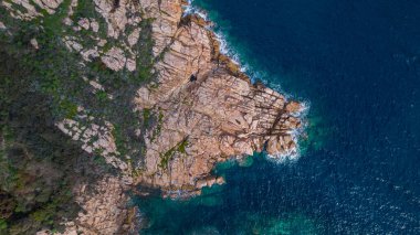 Isola Rossa ve Tramatzu sahillerindeki beyaz kum ve kristal berrak suyla Teulada limanının insansız hava aracı görüntüleri..