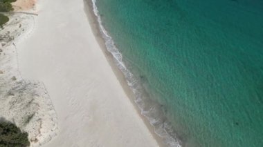 Isola Rossa ve Tramatzu sahillerindeki beyaz kum ve kristal berrak suyla Teulada limanının insansız hava aracı görüntüleri..