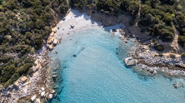 Sardunya denizinin hava görüntüsü, Villasimius. Kristal berrak deniz ve bulutlar.