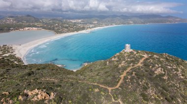 Sardunya denizinin hava görüntüsü, Villasimius. Kristal berrak deniz ve bulutlar.