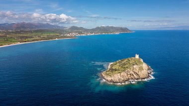 Sardinya 'daki Pula sahilinin panoraması. Kristal berrak deniz ve uzaktaki bulutlar