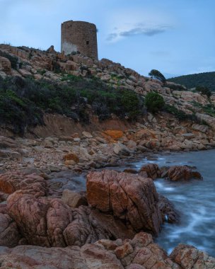 Sardunya Denizi 'nin ipeksi dalgaları ve Torre Budello