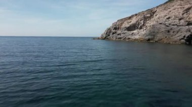 Sardunya sahilinin yukarısından harika bir manzara. Güneşli bir yaz gününde 