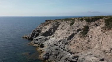 Sardunya sahilinin yukarısından harika bir manzara. Güneşli bir yaz gününde 