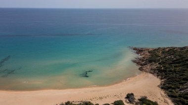 Sardunya kıyılarının havadan görünüşü. Chia sahilinin berrak denizi. Sakin ve güneşli deniz