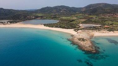 Sardunya kıyılarının havadan görünüşü. Chia sahilinin berrak denizi. Sakin ve güneşli deniz