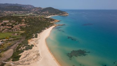 Sardunya kıyılarının havadan görünüşü. Chia sahilinin berrak denizi. Sakin ve güneşli deniz